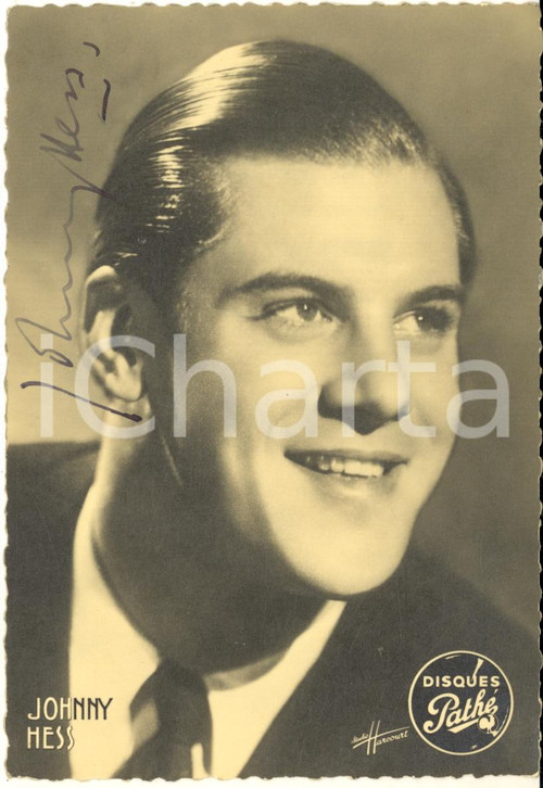 1945 ca Cantante Johnny HESS - AUTOGRAFO su foto seriale HARCOURT - PATHE' 10x15  Fotografia seriale con dedica autografa.Pubblicit&agrave; Path&eacute; al verso, con i successi di Johnny Hess.CONDIZIONI: GFORMATO: 10x15 cm    originale e autentica 1