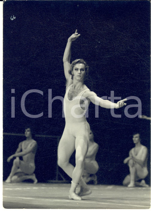 1960 ca BRUXELLES Ballets Modernes - Un spectacle (1) - Photo VERHASSEL 13x18 cm  Fotografia d'epoca, che reca al verso il timbro del fotografo.FOTOGRAFO: Verhassel - BruxellesCONDIZIONI: G (lievi fioriture al verso)FORMATO: 13x18 cm     originale e autentica 1
