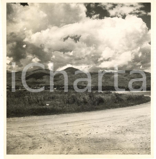 1947 BURUNDI - USUMBURA Plaine avec le mont BOSA - Photo E. LEBIED 11x12 cm  Fotografia d'epoca, che reca al verso la didascalia originale.FOTOGRAFO: E. Lebied - Congopresse  FAIR/discreto lievi piegature angolari Formato: 11x12 cm originale e autentica 1