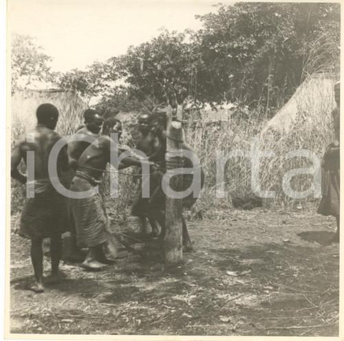 1950 ca CONGO BELGA - RUANDA - Indigeni al lavoro in un villaggio - Foto 12x12  Fotografia d'epoca. GOOD/buono  Formato: 12x12 cm originale e autentica 1