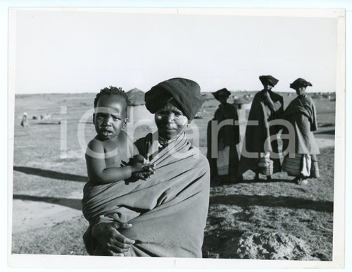 1960 ca ANDERS MISSION (SOUTH AFRICA) XHOSA woman and child - Photo 22x17 cm  Fotografia originale d'epoca, con didascalia al verso.CONDIZIONI: FAIR (piccoli fori di affissione e minime piegature angolari)FORMATO: 22x17 cm    originale e autentica 1