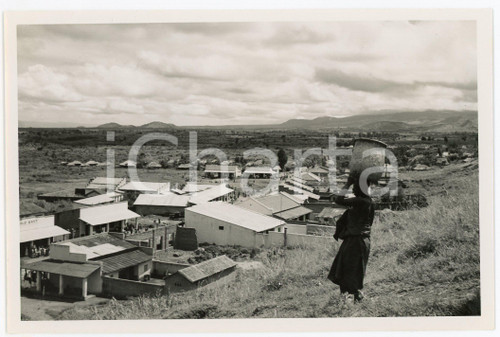 1948 RUANDA - KISENYI - Quartier commercial et marché - Photo EEMAN 18x12  Fotografia d'epoca, che reca al verso la didascalia originale.FOTOGRAFO: C. Eeman - CongopresseCONDIZIONI: GFORMATO: 18x12 cm     originale e autentica 1
