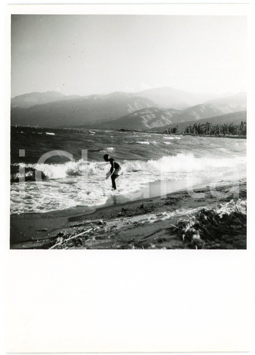 1946 BURUNDI - USUMBURA - Plage du lac TANGANYKA - Photo E. LEBIED ANIMEE  Fotografia d'epoca, che reca al verso la didascalia originale.FOTOGRAFO: E. Lebied - CongopresseCONDIZIONI: G FORMATO: 12x18 cm     originale e autentica 1