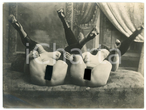 1900 ca VINTAGE EROTIC LESBIAN couple on a sofa - RARE PORN Photo 16x12 cm Fotografia originale d'epoca.CONDIZIONI: F (piegature angolari; minimi difetti di stampa)FORMATO: 16x12 cm    originale e autentica 1