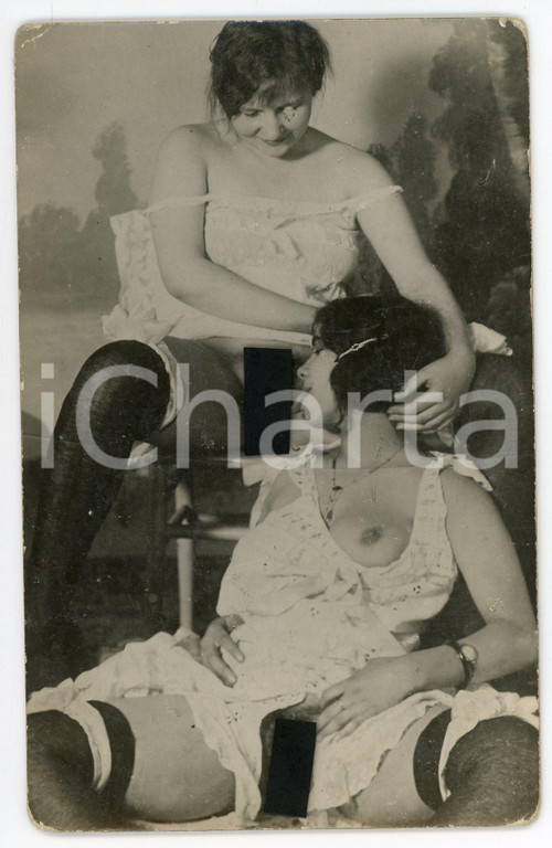 1920 ca VINTAGE EROTIC Lesbian couple (5) RARE PORN Photo 9x14 cm Fotografia originale d'epoca, in formato cartolina postale.CONDIZIONI: F (piccole abrasioni e piegature angolari; minimi difetti di stampa)FORMATO: 9x14 cm    originale e autentica 1