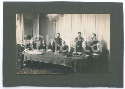 1920 ca s. l. Jules DESTREE - International Conference - Photo 18x13 cm  Fotografia d'epoca, montata su cartoncino morbido.Didascalia separata su striscia di carta.  GOOD/buono  Formato: 18x13 cm originale e autentica 1