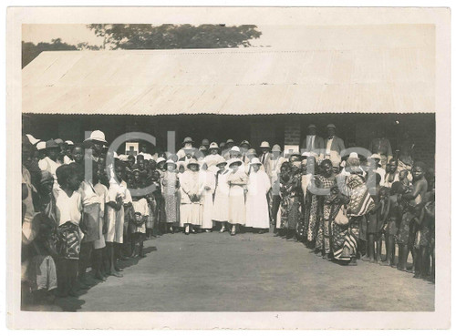 1934 CONGO EQUATEUR TENZELE (?) Inauguration dispensaire CROIX ROUGE *Photo RARE Fotografia d'epoca, con didascalia manoscrita al verso.Sono indicati: P&egrave;re Yans, il dr. Guttman , il commissario generale Jorissen e il procuratore del re.CONDIZIONI: F (piegature marginali)FORMATO: 18x13 cm    originale e autentica 1