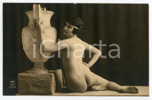 1910 ca VINTAGE EROTIC Nude woman with amphora - Postcard risque PC PARIS 2047 Fotografia seriale d'epoca, in formato cartolina.Editore PC Paris - Serie 2047CONDIZIONI: GFORMATO: FP    originale e autentica 1