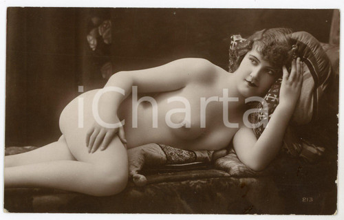 1910 ca VINTAGE EROTIC Naked woman lying on a sofa - Postcard topless risque  Fotografia seriale d'epoca, in formato cartolina.CONDIZIONI: GFORMATO: FP    originale e autentica 1
