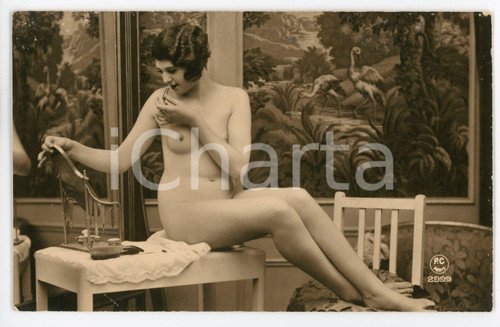 1910ca VINTAGE EROTIC BOUDOIR Nude woman puts on lipstick - Postcard PC PARIS Fotografia seriale d'epoca, in formato cartolina.Editore PC Paris - Serie 2999CONDIZIONI: GFORMATO: FP    originale e autentica 1