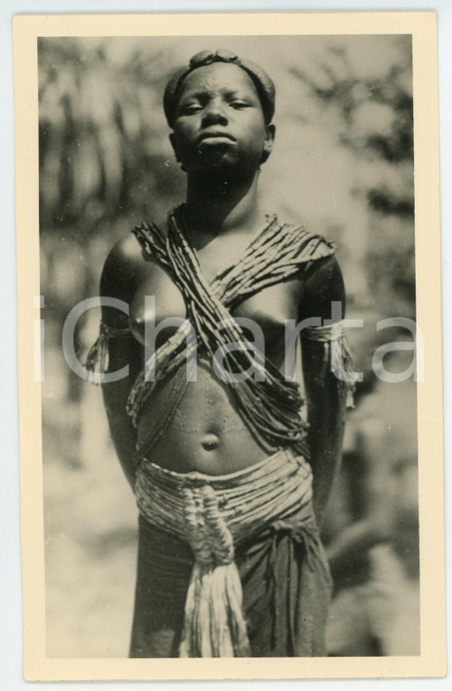 1930 ca C. ZAGOURSKI «L'Afrique qui disparaît» CONGO BELGE Jeune fille BANZA *23  Fotocartolina postale d'epoca, appartenente alla 2^serie &laquo;L'Afrique qui dispara&icirc;t&raquo; del fotografo Casimir Zagourski (L&eacute;opoldville).N&deg; 23, non viaggiata.Timbro ulteriore al verso del fotografo Henri Nicaise - Namur. GOOD/buono  Formato: 9x14 cm originale e autentica 1
