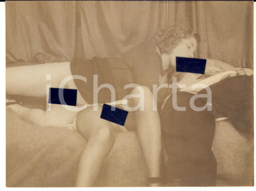 1950 ca VINTAGE EROTIC Threesome - Two women and a man (3) PORN Photo 12x9 cm Fotografia originale d'epoca.CONDIZIONI: GFORMATO: 12x9 cm    originale e autentica 1