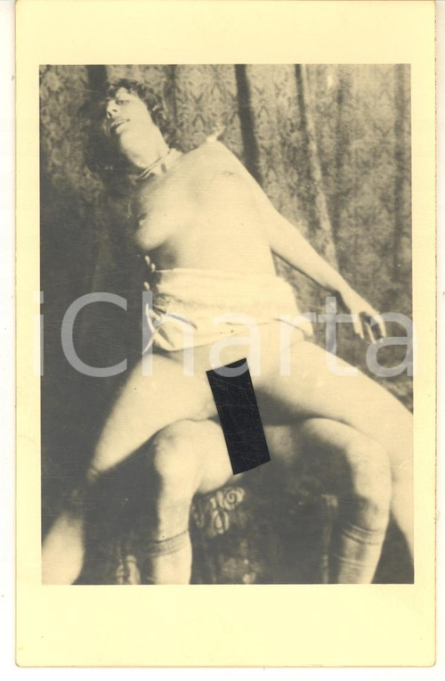 1940 ca VINTAGE EROTIC Nude couple having sex (8) RARE Photo PORN 9x14 cm Fotografia originale d'epoca, in formato cartolina postale.CONDIZIONI: GFORMATO: 9x14 cm    originale e autentica 1