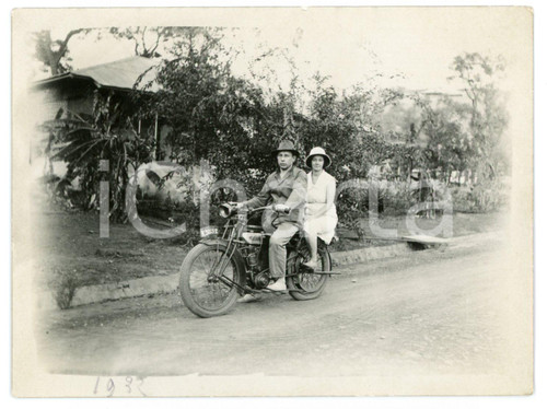 1932 CONGO BELGE Belgian couple on a motorbike - Photo 12x9 cm Fotografia d'epoca. FAIR/discreto Lievi smussature agli angoli Formato: 13x8 originale e autentica 1