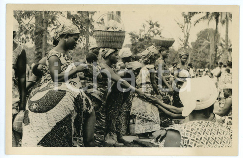 1930 ca CONGO BELGE Femmes au marchÃ© (1) - Fotografia seriale 13x9 cm  Fotografia seriale d'epoca, originale e autentica.CONDIZIONI: FAIR FORMATO: 13x9cm    originale e autentica 1