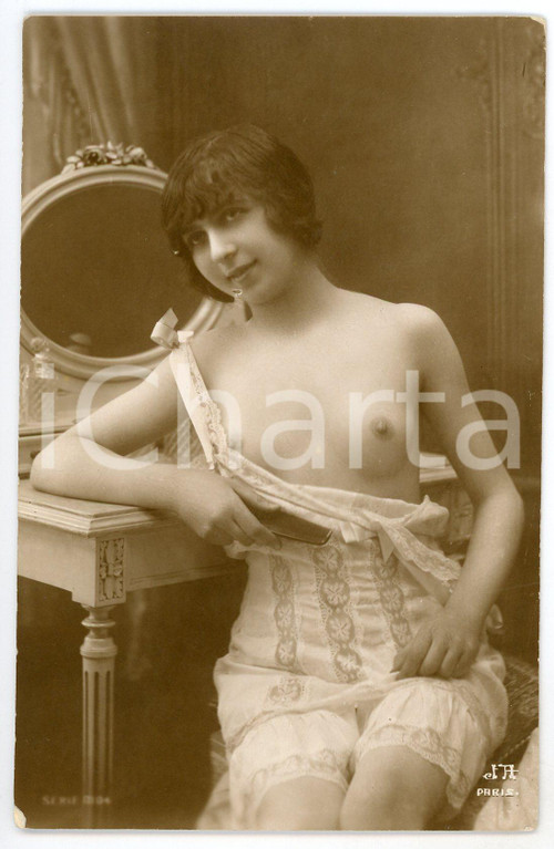1910 ca VINTAGE EROTIC BOUDOIR Woman in lingerie - Postcard topless JA PARIS  Fotografia seriale d'epoca, in formato cartolina, priva di stampa al verso.Editore JA Paris.CONDIZIONI: G (minime sbrecciature angolari)FORMATO: FP    originale e autentica 1