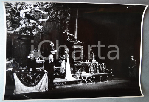 1974/75 ROMA Teatro Opera 2 - MOLIERE "Tartufo" regia MISSIROLI (1) Foto 40x29  Fotografia originale, con timbro del fotografo al verso.FOTOGRAFO: Marcello Norberth - RomaCONDIZIONI: G (lieve piegatura al lato superiore)FORMATO: 40x29 cm    originale e autentica 1