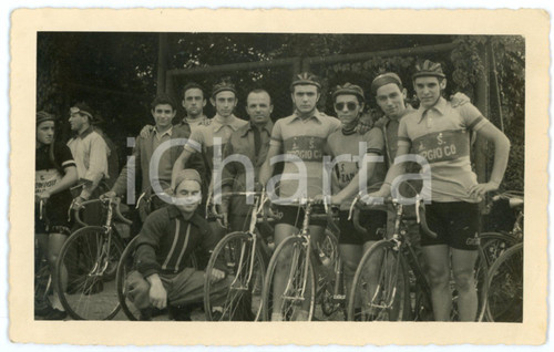 1950 ca CICLISMO LOMBARDIA Squadra giovanile GIORGIO CO' - Foto cartolina 14x9  Fotografia d'epoca,  in formato cartolina postale.CONDIZIONI: GFORMATO: 14x9 cm    originale e autentica 1