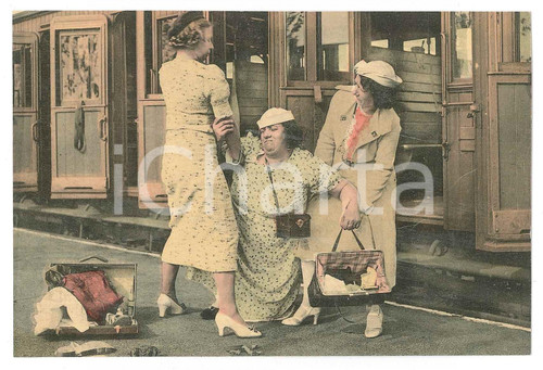 1930 ca FRANCE - HUMOUR Two women lifting a fat woman at train station Postcard  Cartolina d'epoca.CONDIZIONI: GOODFORMATO: FP    originale e autentica 1
