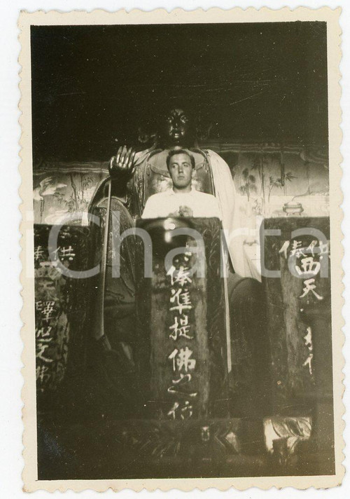 1935 ca CINA Leoni di SAN MARCO Soldato scherza con statua di BUDDHA - Foto 8x5 Fotografia d'epoca. GOOD/buono  Formato: 8x5 cm originale e autentica 1