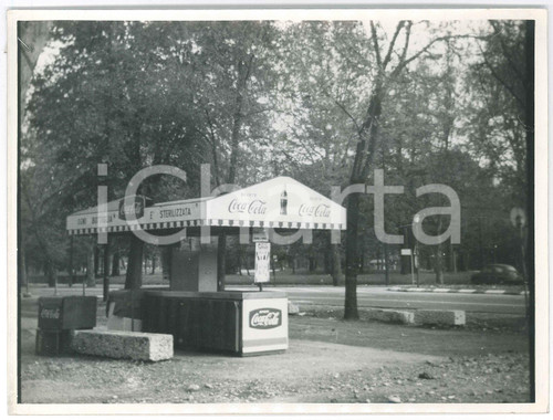 1965 ca MILANO Parco SEMPIONE - Chiosco - Pubblicità COCA-COLA *Foto VINTAGE Fotografia d'epoca.CONDIZIONI: F (piegature angolari; graffetta metallica all'angolo superiore sinistro)FORMATO: 24x18 cm    originale e autentica 1