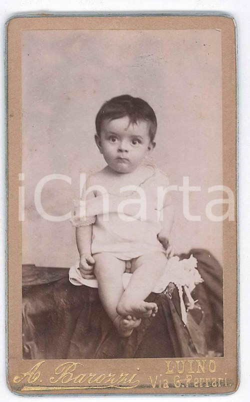 1890 ca LUINO Ritratto di bambino - Foto A. BAROZZI CDV  Fotografia d'epoca, su cartoncino.FOTOGRAFO: Studio Fotografico A. Barozzi - Luino, Via G. Ferrari 13 GOOD/buono  Formato: CDV (6x10 cm) originale e autentica 1