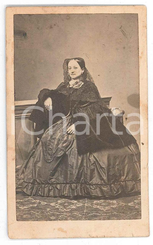1870 ca PAVIA Ritratto femminile - Foto Carlo TADOLINI - CDV  Fotografia d'epoca, su cartoncino.FOTOGRAFO: Carlo Tadolini - Pavia, Corso Giorgio dei Cattassi 1234 FAIR/discreto Lievi macchie Formato: CDV (6x10 cm) originale e autentica 1