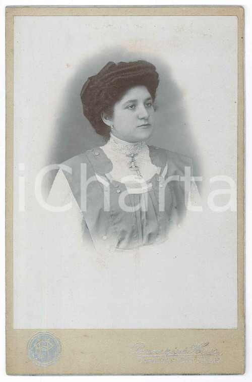 1900 ca BUENOS AIRES (ARGENTINA) Portrait of a woman - Photo PARONZINI Fotografia d'epoca, montata su cartoncino rigido.FOTOGRAFO: Paronzini Hermanos - Corrientes 4255 Buenos Aires POOR/danneggiato piegatura angolare Formato: 11x17 cm originale e autentica 1