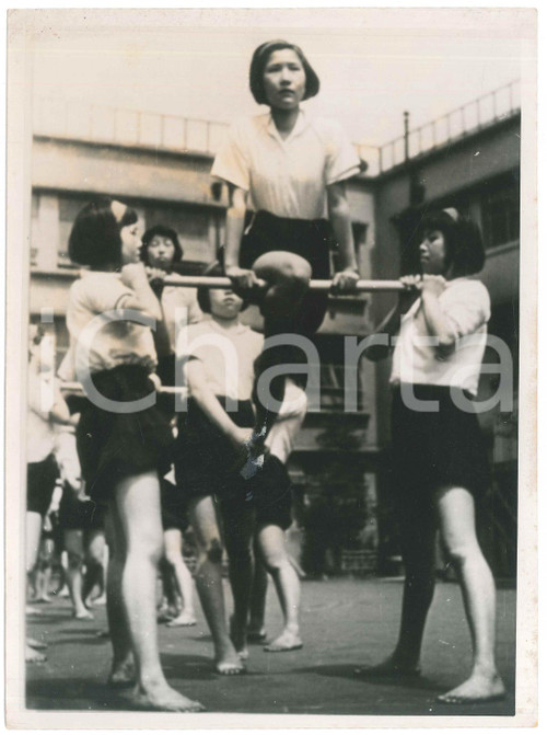 1940 ca JAPAN - SPORT - GYMNASTICS - Schoolgirls with the bar (3) Photo 18x24 cm Fotografia d'epoca.  POOR/danneggiato difetti di stampa; piccole piegature angolari; residuo cartaceo e di colla al centro Formato: 18x24 cm originale e autentica 1
