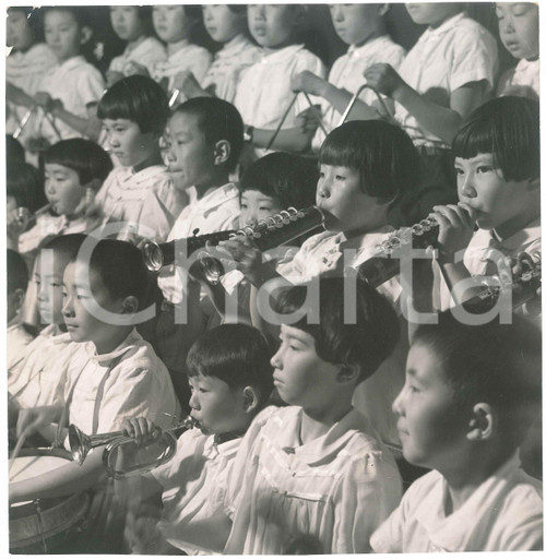 1940 ca JAPAN - Elementary SCHOOL - School orchestra - DAMAGED Photo 20x21 cm Fotografia originale d'epoca, con timbro al verso. VERY POOR/gravemente danneggiato profonda piegatura trasversale Formato: 20x21 cm originale e autentica 1