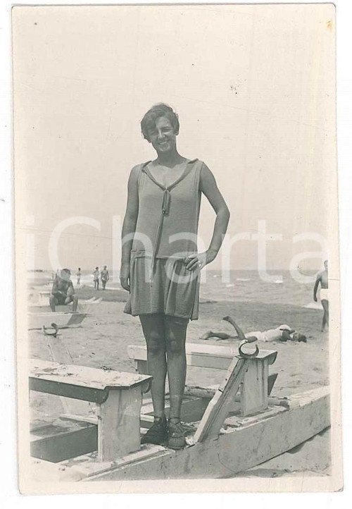 1930 ca RIVIERA ROMAGNOLA (?) Donna in posa su pattino - Fotografia anonima Fotografia d'epoca. FAIR/discreto Lievi smussature agli angoli Formato: 5x8 cm originale e autentica 1