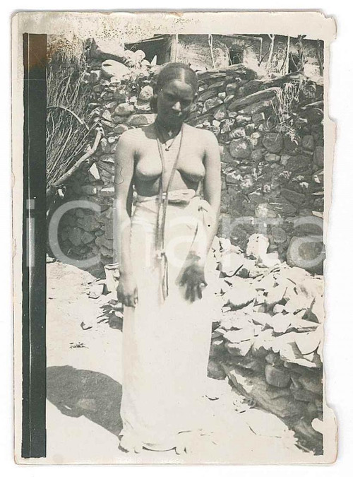 1940 ca AOI ETIOPIA Donna indigena - NUDO ETNICO (9) Foto 6x9 cm Fotografia originale d'epoca. POOR/danneggiato mancanze al lato destro Formato: 6x9 cm originale e autentica 1