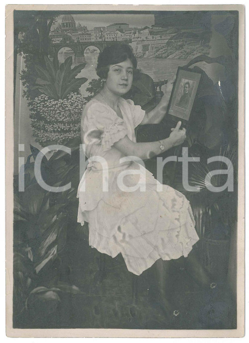 1930 ca ITALIA Gigia MAFFEI con ritratto fidanzato Gustavo SANTANGELO *Foto Fotografia originale d'epoca, con didascalia al verso. POOR/danneggiato piegature angolari e al lato destro Formato: 13x18 cm originale e autentica 1