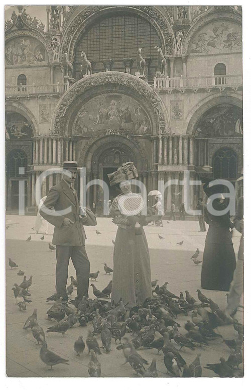 1910 ca VENEZIA Piazza San Marco - Ritratto tra i piccioni - Foto 9x14 cm Fotografia originale d'epoca, in formato cartolina postale.Appunti manoscritti al verso. GOOD/buono  Formato: 9x14 cm originale e autentica 1