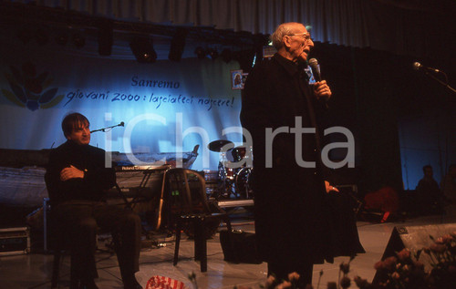 35mm vintage slide* 1999  GRANDE MEETING SANREMO Cardinale Ersilio  TONINI (1)  Diapositiva d'epoca, in formato 35 mm.Nella diapositiva appare anche Giosy Cento.CONDIZIONI: GOODE' severamente vietata la riproduzione. Tutti i diritti sono riservati.Nella diapositiva ICharta mette in vendita, sul negozio eBay e in esclusiva sul sito "icharta" il proprio archivio composto da numerose diapositive e negativi fotografici d'epoca, tutti originali e autentici, che attraversano la storia del costume italiano tra gli la fine degli anni Sessanta e Novanta.Si tratta di uno sguardo inedito sull'attualit&agrave;, la politica, la vita quotidiana, il gossip e la cultura, che fotografa il cambiamento della nazione in quest'ultimo scorcio del XX secolo. Un'occasione unica per il mercato del collezionismo, che vede finalmente disponibile un archivio eccezionale per vastit&agrave;, tematiche e condizioni, in un settore (il negativo fotografico e la diapositiva) di assoluta novit&agrave; e dalle interessanti prospettive di investimento. GOOD/buono   originale e autentica 1