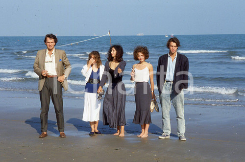 35mm vintage slide* 1987 FRANCIA - CINEMA Francois-Eric GENDRON Sophie RENOIR  Diapositiva d'epoca, in formato 35 mm.CONDIZIONI: GOODNella diapositiva appaiono anche Eric Viellard, Emmanuelle Chaulet e Anne-Laure Meury per la presentazione del film L'ami de mon amie.E' severamente vietata la riproduzione. Tutti i diritti sono riservati.Nella diapositiva ICharta mette in vendita, sul negozio eBay e in esclusiva sul sito "icharta" il proprio archivio composto da numerose diapositive e negativi fotografici d'epoca, tutti originali e autentici, che attraversano la storia del costume italiano tra gli la fine degli anni Sessanta e Novanta.Si tratta di uno sguardo inedito sull'attualit&agrave;, la politica, la vita quotidiana, il gossip e la cultura, che fotografa il cambiamento della nazione in quest'ultimo scorcio del XX secolo. Un'occasione unica per il mercato del collezionismo, che vede finalmente disponibile un archivio eccezionale per vastit&agrave;, tematiche e condizioni, in un settore (il negativo fotografico e la diapositiva) di assoluta novit&agrave; e dalle interessanti prospettive di investimento. GOOD/buono   originale e autentica 1