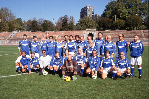 35mm vintage slide* 2000 MILANO partita calcio sindacati imprenditori in Arena 1  Diapositiva d'epoca, in formato 35 mm.CONDIZIONI: GOODNella diapositiva la squadra degli imprenditori.Nella diapositiva ICharta mette in vendita, sul negozio eBay e in esclusiva sul sito "icharta" il proprio archivio composto da numerose diapositive e negativi fotografici d'epoca, tutti originali e autentici, che attraversano la storia del costume italiano tra gli la fine degli anni Sessanta e Novanta.Si tratta di uno sguardo inedito sull'attualit&agrave;, la politica, la vita quotidiana, il gossip e la cultura, che fotografa il cambiamento della nazione in quest'ultimo scorcio del XX secolo. Un'occasione unica per il mercato del collezionismo, che vede finalmente disponibile un archivio eccezionale per vastit&agrave;, tematiche e condizioni, in un settore (il negativo fotografico e la diapositiva) di assoluta novit&agrave; e dalle interessanti prospettive di investimento. GOOD/buono   originale e autentica 1