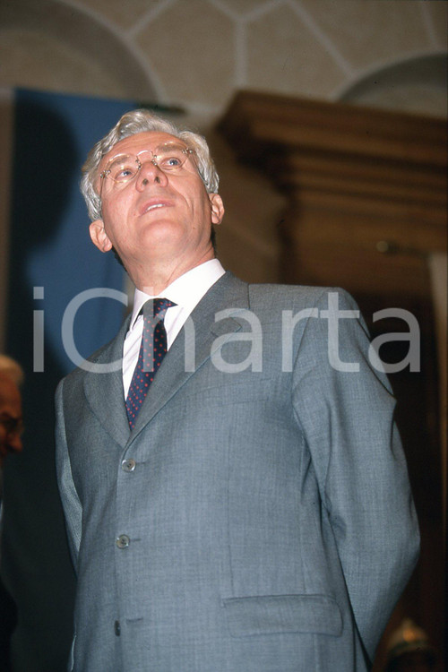 35mm vintage slide* 2000 BRESCIA sindaco Paolo CORSINI  ritratto (4)  Diapositiva d'epoca, in formato 35 mm.CONDIZIONI: GOODNella diapositiva ICharta mette in vendita, sul negozio eBay e in esclusiva sul sito "icharta" il proprio archivio composto da numerose diapositive e negativi fotografici d'epoca, tutti originali e autentici, che attraversano la storia del costume italiano tra gli la fine degli anni Sessanta e Novanta.Si tratta di uno sguardo inedito sull'attualit&agrave;, la politica, la vita quotidiana, il gossip e la cultura, che fotografa il cambiamento della nazione in quest'ultimo scorcio del XX secolo. Un'occasione unica per il mercato del collezionismo, che vede finalmente disponibile un archivio eccezionale per vastit&agrave;, tematiche e condizioni, in un settore (il negativo fotografico e la diapositiva) di assoluta novit&agrave; e dalle interessanti prospettive di investimento. GOOD/buono   originale e autentica 1