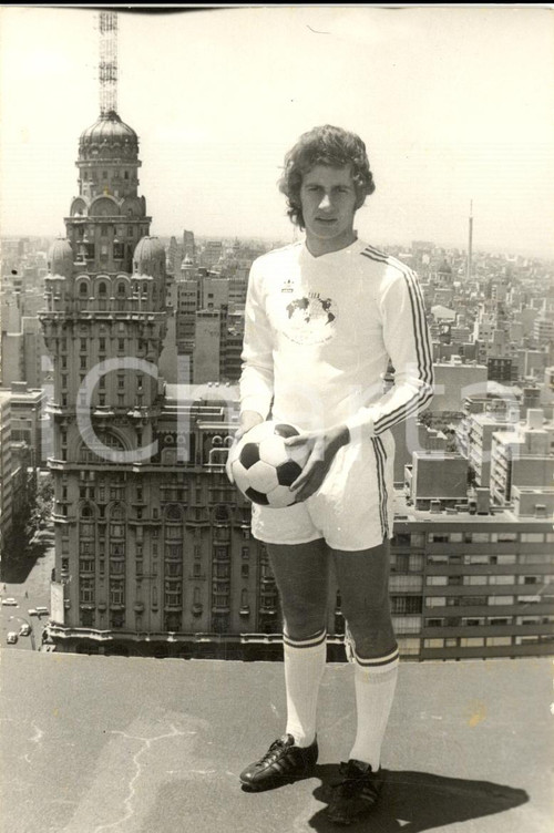 Fotografia d epoca originale 1975 ca MONTEVIDEO URUGUAY Calcio Ferdinando MORENA con pallone ADIDAS Foto 1
