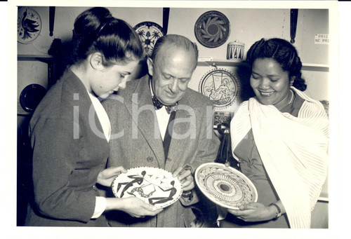 Fotografia d epoca originale 1950 ca PARIGI Ambasciatore Pietro QUARONI visita Ecole d Art Italienne Foto 1