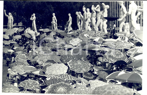 Fotografia d epoca originale 1977 ROMA FORO ITALICO Folla sotto gli ombrelloni allo STADIO DEI MARMI Foto 1