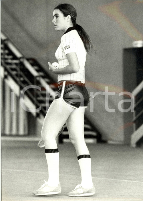 Fotografia d epoca originale 1980 ca TENNIS Sabina SIMMONDS pronta a lanciare maglia FILA Foto 24x30 cm 1