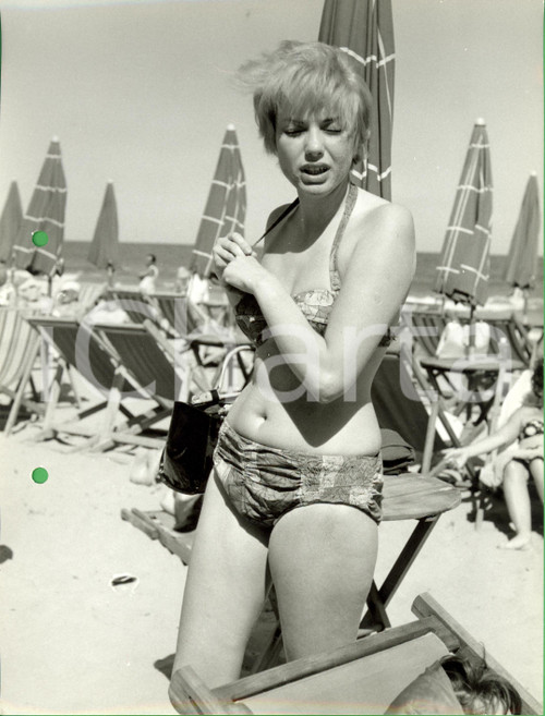 Fotografia d epoca originale 1960 ca LIGURIA Modella bikini fantasia tra le sdraio Foto SANTI MODA VINTAGE 1