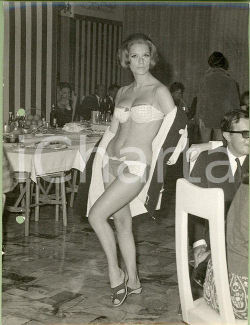 Fotografia d epoca originale 1960 ca MILANO MODA Modella sfila tra i tavoli in bikini a quadretti Foto 1