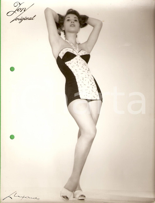 Fotografia d epoca originale 1960 ca MILANO Costumi da bagno JON ORIGINAL Modella posa sensuale MODA VINTAGE 1