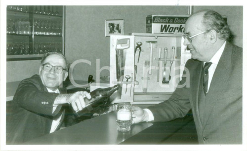 Fotografia d epoca originale 1986 MULHOUSE FRANCE Politico Henri GOETSCHY ordina una birra Fotografia 1