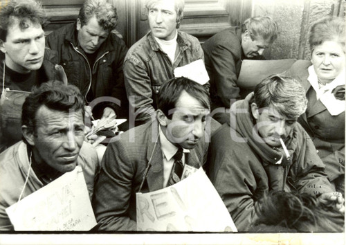Fotografia d epoca originale 1990 ca BUCAREST ROMANIA Piazza UNIVERSITA  Sciopero della fame Fotografia 1