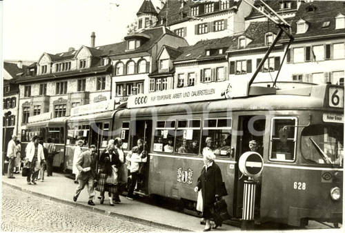 Fotografia d epoca originale 1985 ca BASILEA CH Il tram sosta tra i palazzi di BARFUSSERPLATZ Fotografia 1