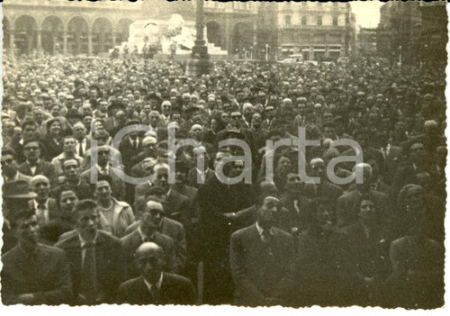 Fotografia d epoca originale 1955 ca MILANO Piazza DUOMO PARTITO MONARCHICO POPOLARE Grande folla Fotografia 1