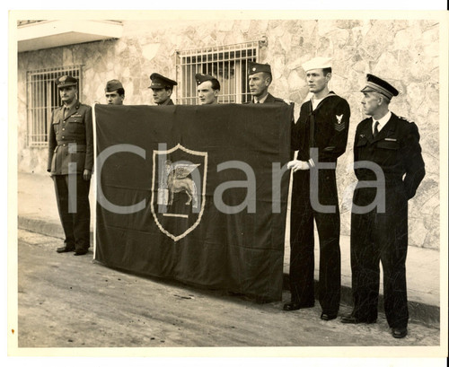 Fotografia d epoca originale 1950 ca VENEZIA Ufficiali espongono il vessillo di SAN MARCO Foto 20x25 cm 1